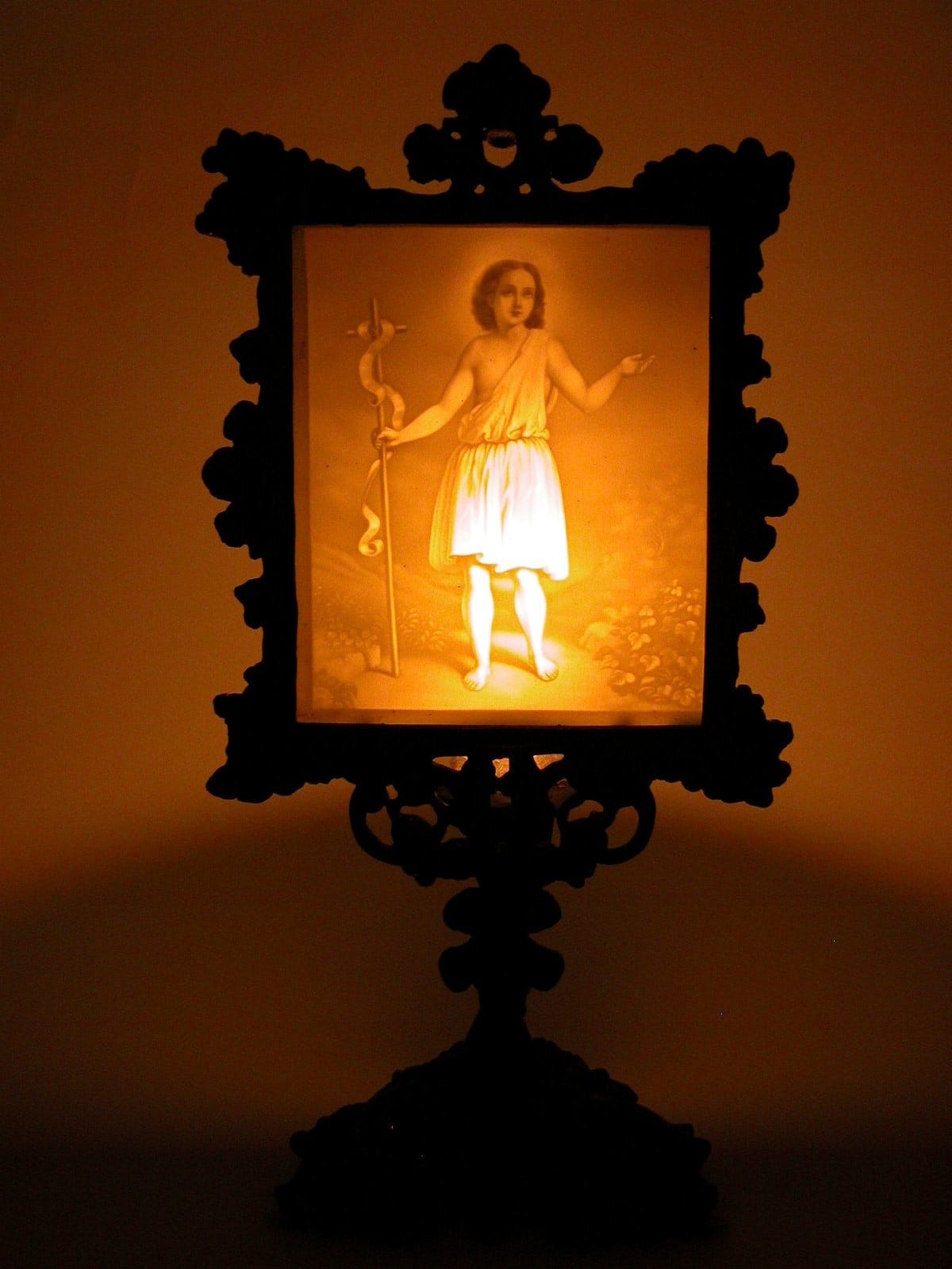 Cast iron oil lamp with porcelain inserts (1860-79) (Museum Catharijneconvent, Wikimedia)