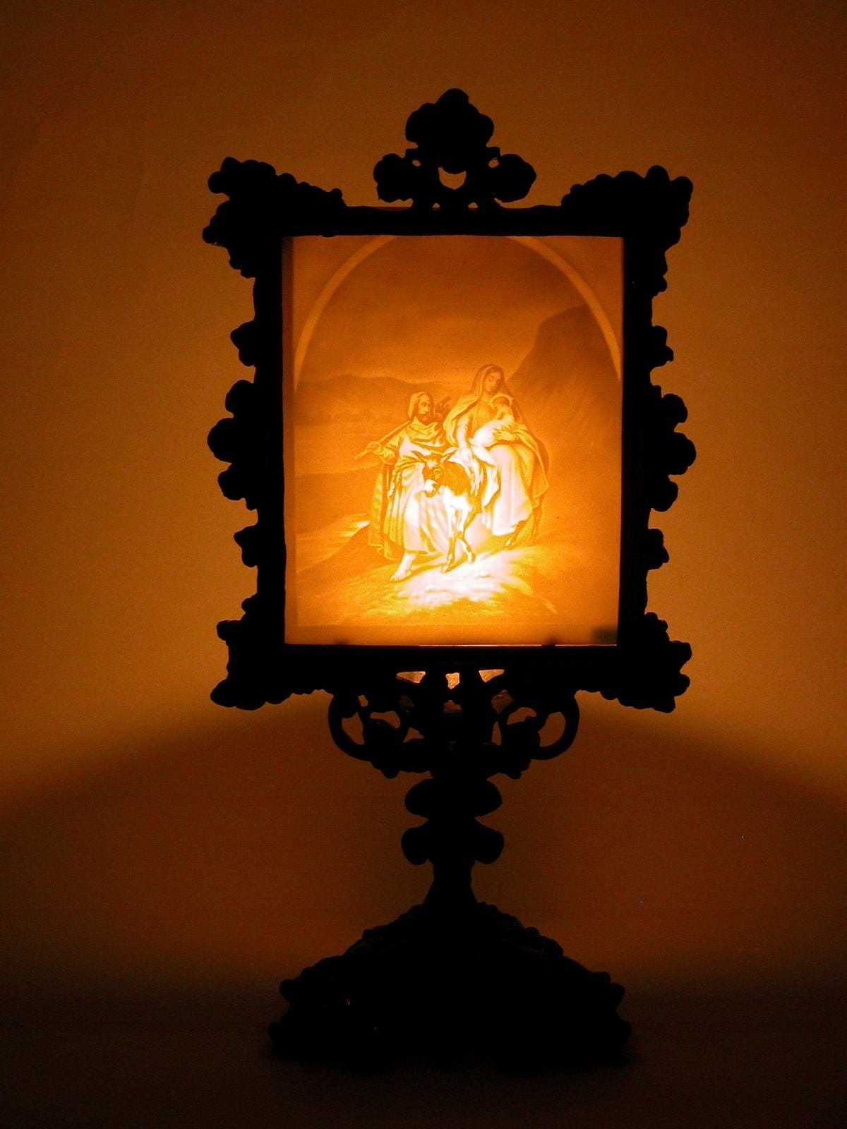 Cast iron oil lamp with porcelain inserts (1860-79) (Museum Catharijneconvent, Wikimedia)