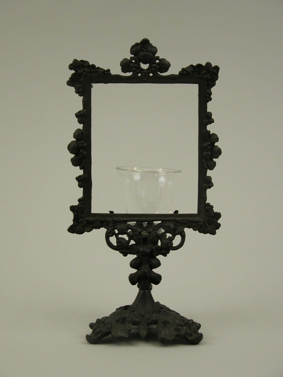 Cast iron oil lamp with porcelain inserts (1860-79) (Museum Catharijneconvent, Wikimedia)