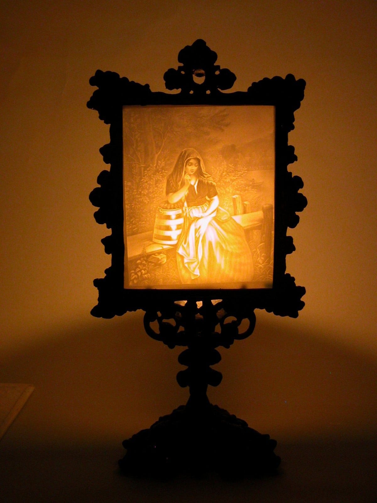 Cast iron oil lamp with porcelain inserts (1860-79) (Museum Catharijneconvent, Wikimedia)