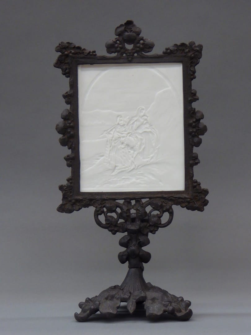 Cast iron oil lamp with porcelain inserts (1860-79) (Museum Catharijneconvent, Wikimedia)