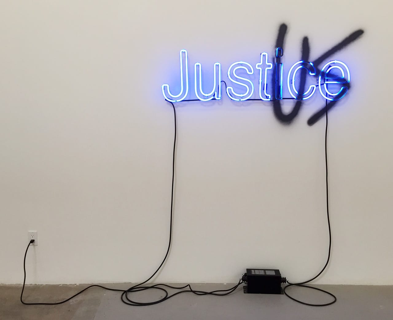 Aaron Sandnes, "Interest of the Strong (Thrasymachus) - BLUE" (2014), neon, spray paint, neon transformer, at the "Plainly to Propound" exhibition at GAVLAK gallery (photo by the author for Hyperallergic)