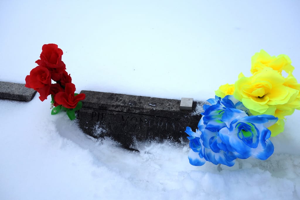 Grave of Piet Mondrian in the snow (photograph by the author)