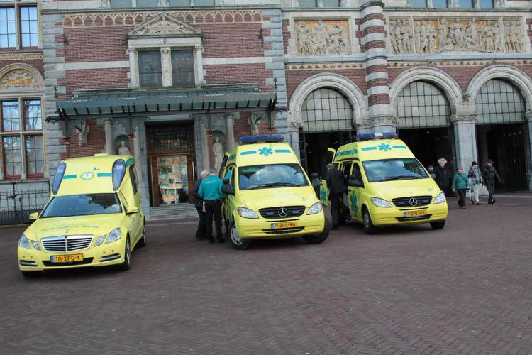 Volunteer ambulances outsider the Rijksmuseum (courtesy Stichting Ambulance Wens)