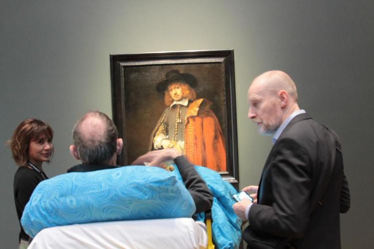 A man views the Rembrandt exhibition at the Rijksmuseum (courtesy Stichting Ambulance Wens) (click to enlarge)