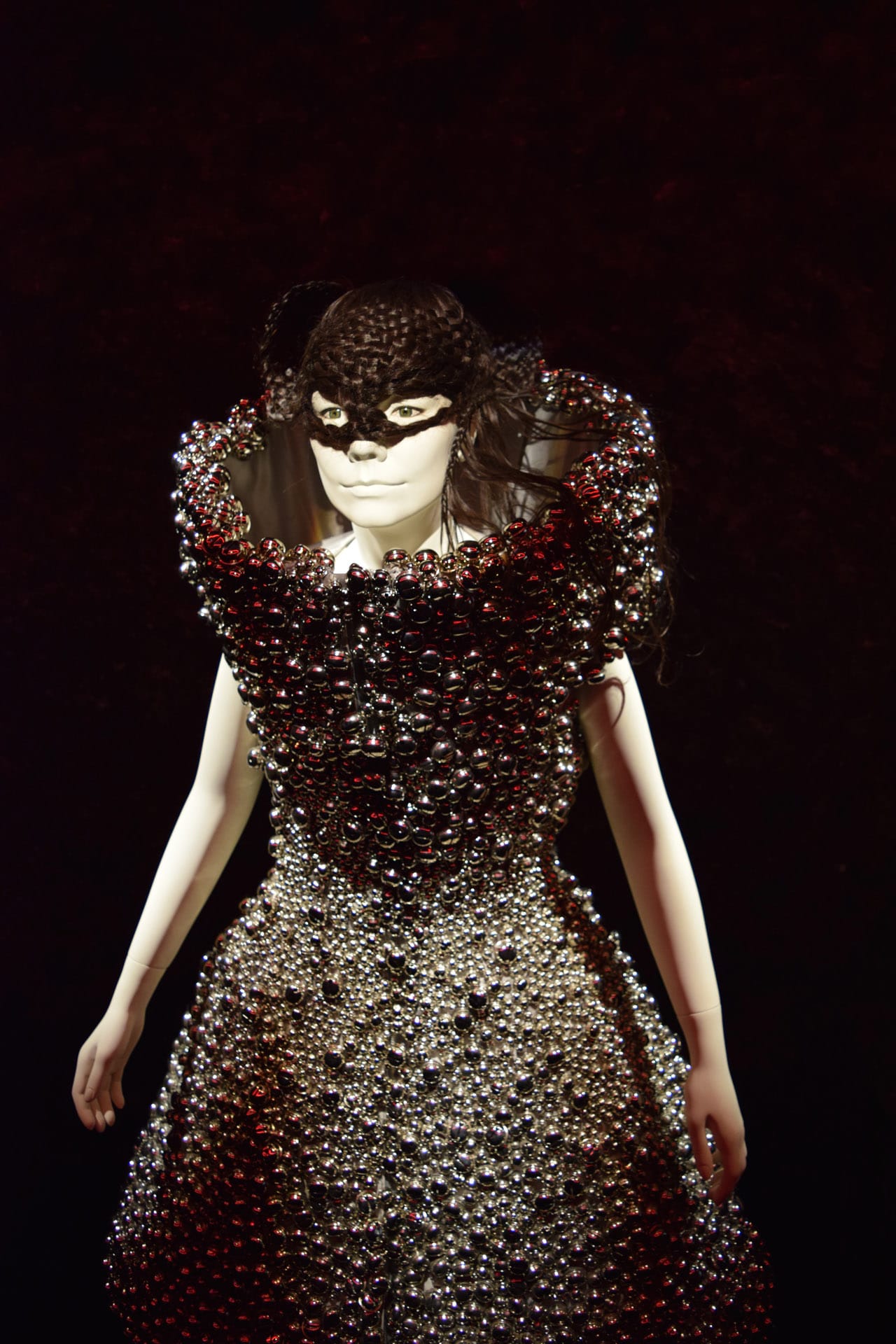 Alexander McQueen, Bell Dress (2004) and Hrafnhildur Arnardóttir, aka Shoplifter, 'Medúlla' hair piece (2004) (photo by Benjamin Sutton/Hyperallergic)