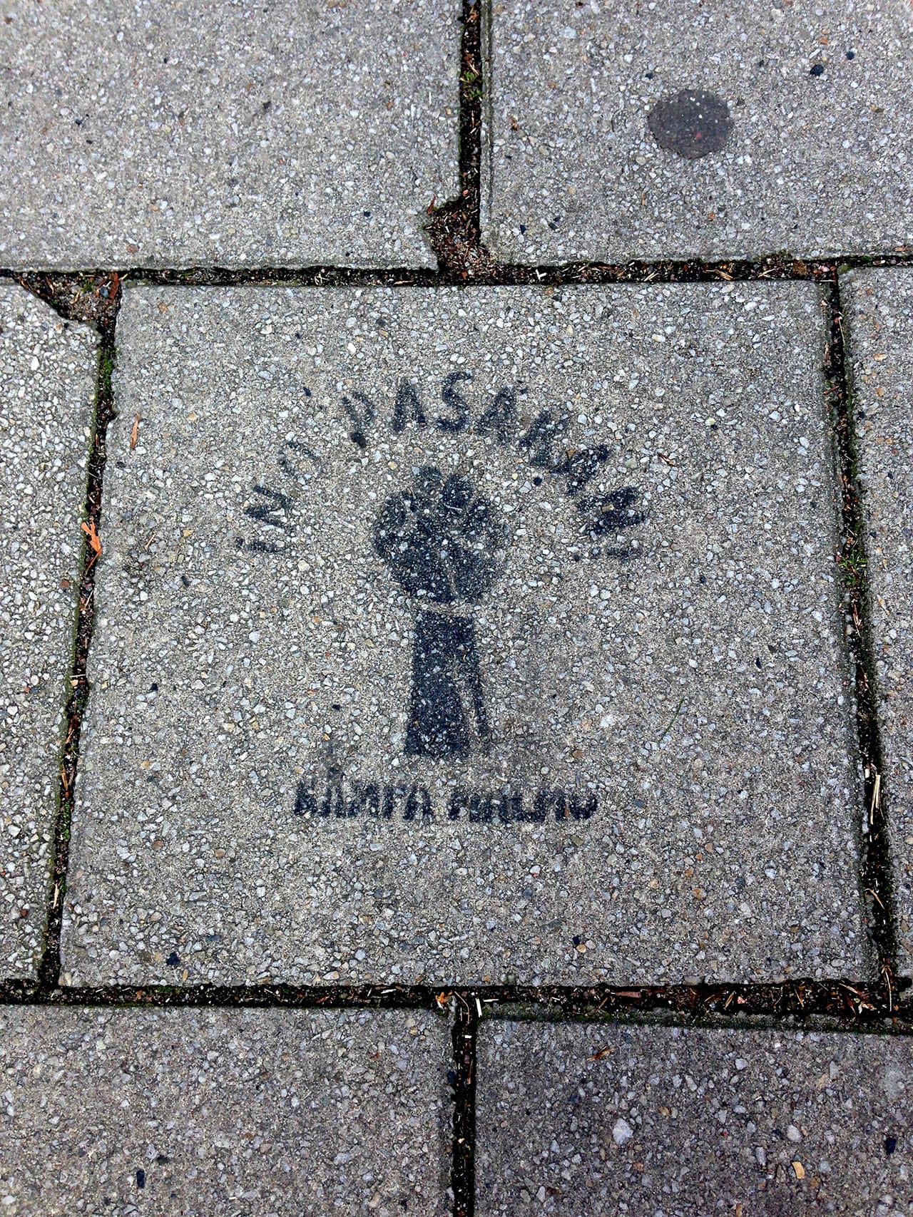 A stencil of the anti-fascist cry '¡No pasarán!' (click to enlarge)