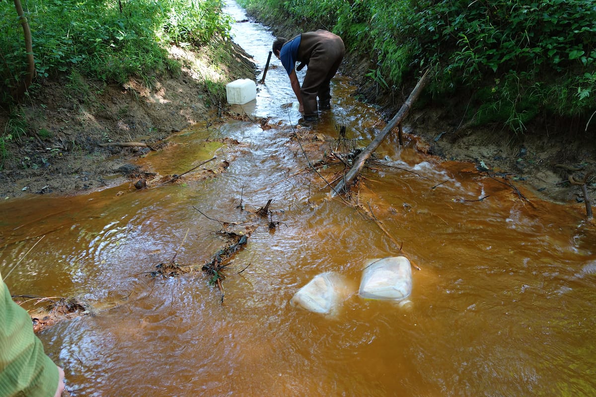 Collecting polluted water for pigment making (courtesy John Sabraw)