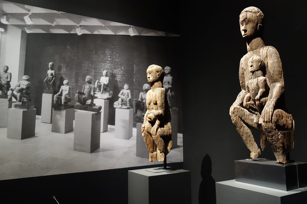 Installation view of 'Warriors and Mothers: Epic Mbembe Art' at the Metropolitan Museum of Art (photo by the author for Hyperallergic)