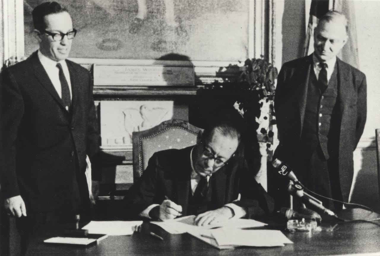 Mayor Robert Wagner signing Landmarks Law (1965) (photograph by Margot Gayle, courtesy New York Preservation Archive Project)