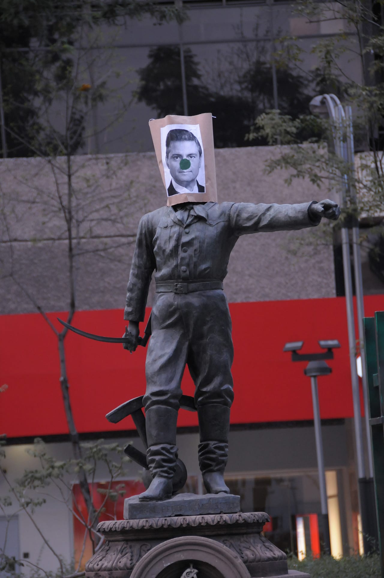A sculpture along Reforma avenue bearing President Enrique Peña Nieto's likeness with a clown nose (click to enlarge)