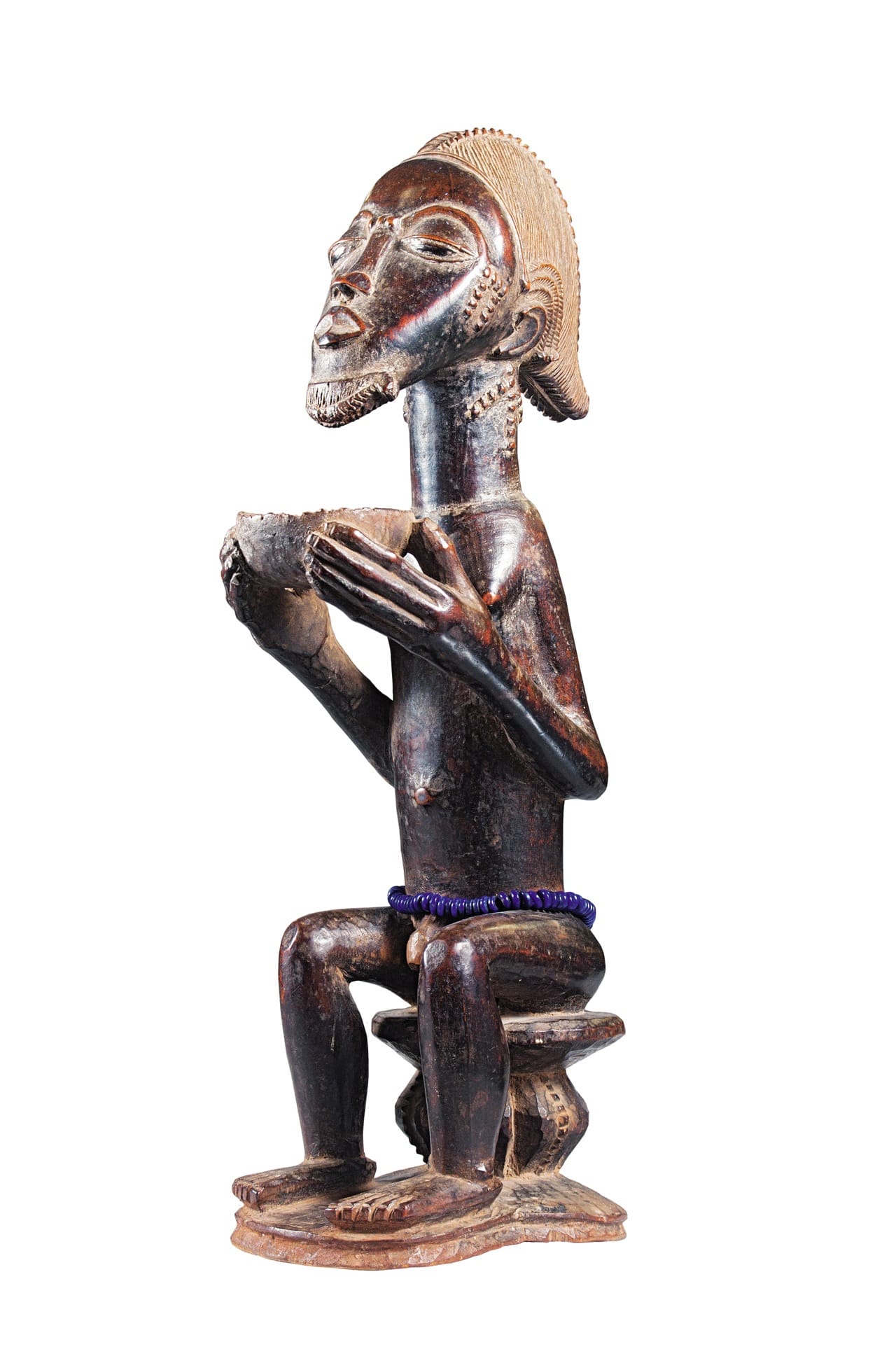 Figurine masculine assise avec une coupe