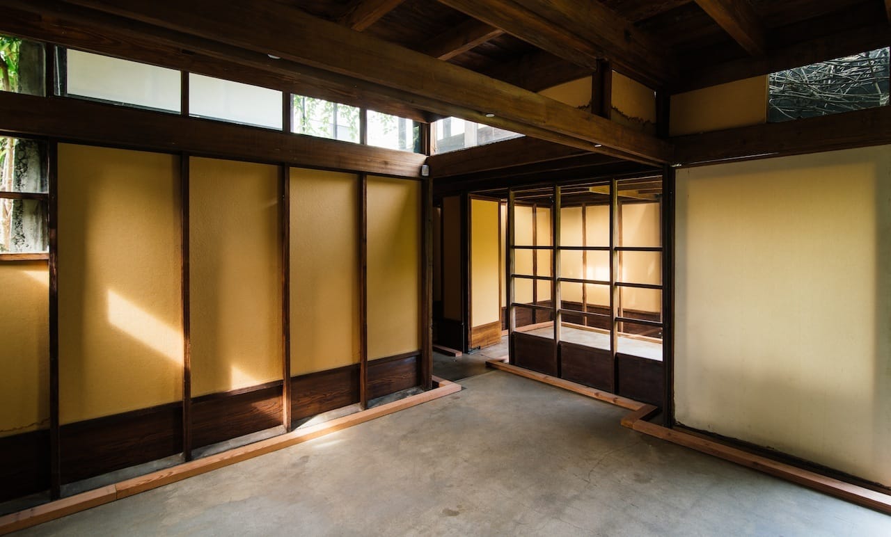 Carmen Argote, "A Vast Furniture" (2015), installation view (via makcenter.org)