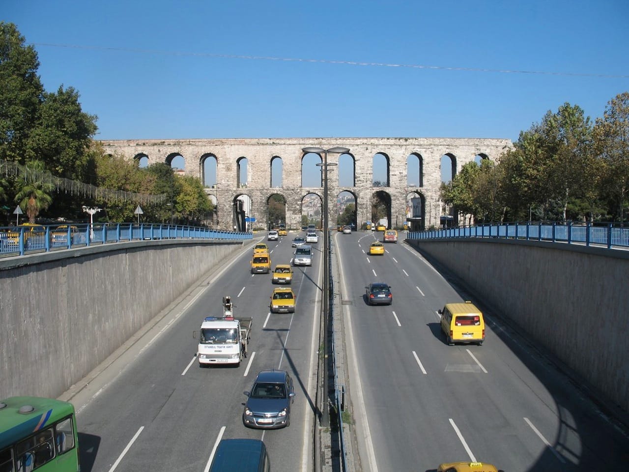 The Aqueduct Valens bridges Istanbul's Ataturk Bulvar road (Image via Wikimedia) 