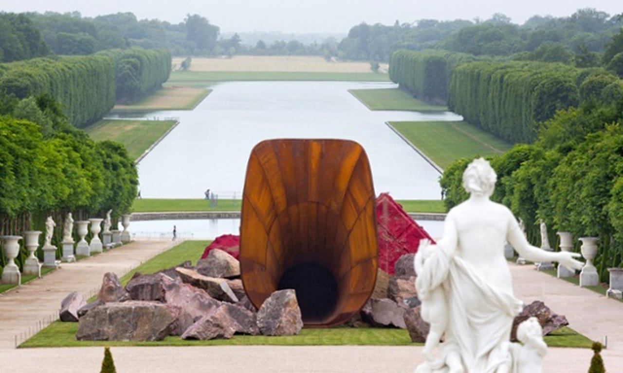 Anish Kapoor, “Dirty Corner” (2011-2015) Château de Versailles. (Photograph: Fabrice Seixas/Kapoor&nbsp;Studio)