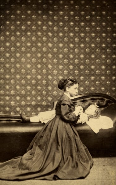 'Beyond the Dark Veil: Post Mortem & Mourning Photography from The Thanatos Archive'