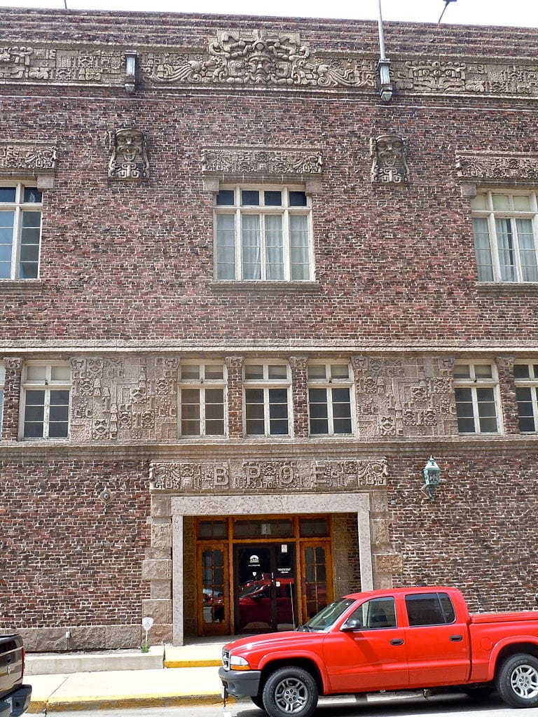 Clinker bricks on the Aurora Elks Lodge in Aurora, Illinois (photo by Smallbones, via Wikimedia)