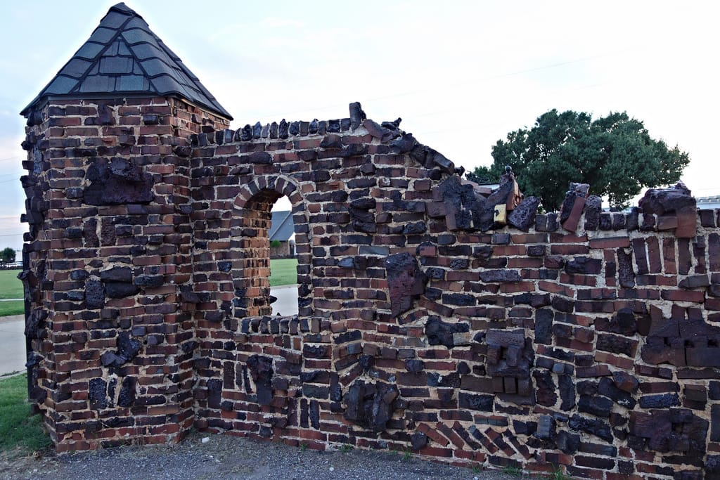 Clinker brick at Memorial Park Cemetery in Oklahoma City (photo by the author for Hyperallergic)