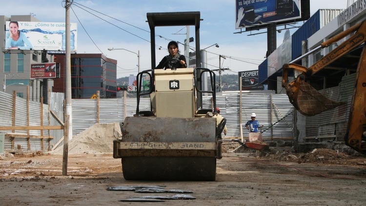 Sandra Monterroso, "La demoledora/The Demolisher" (2010), color video (via getty.edu)