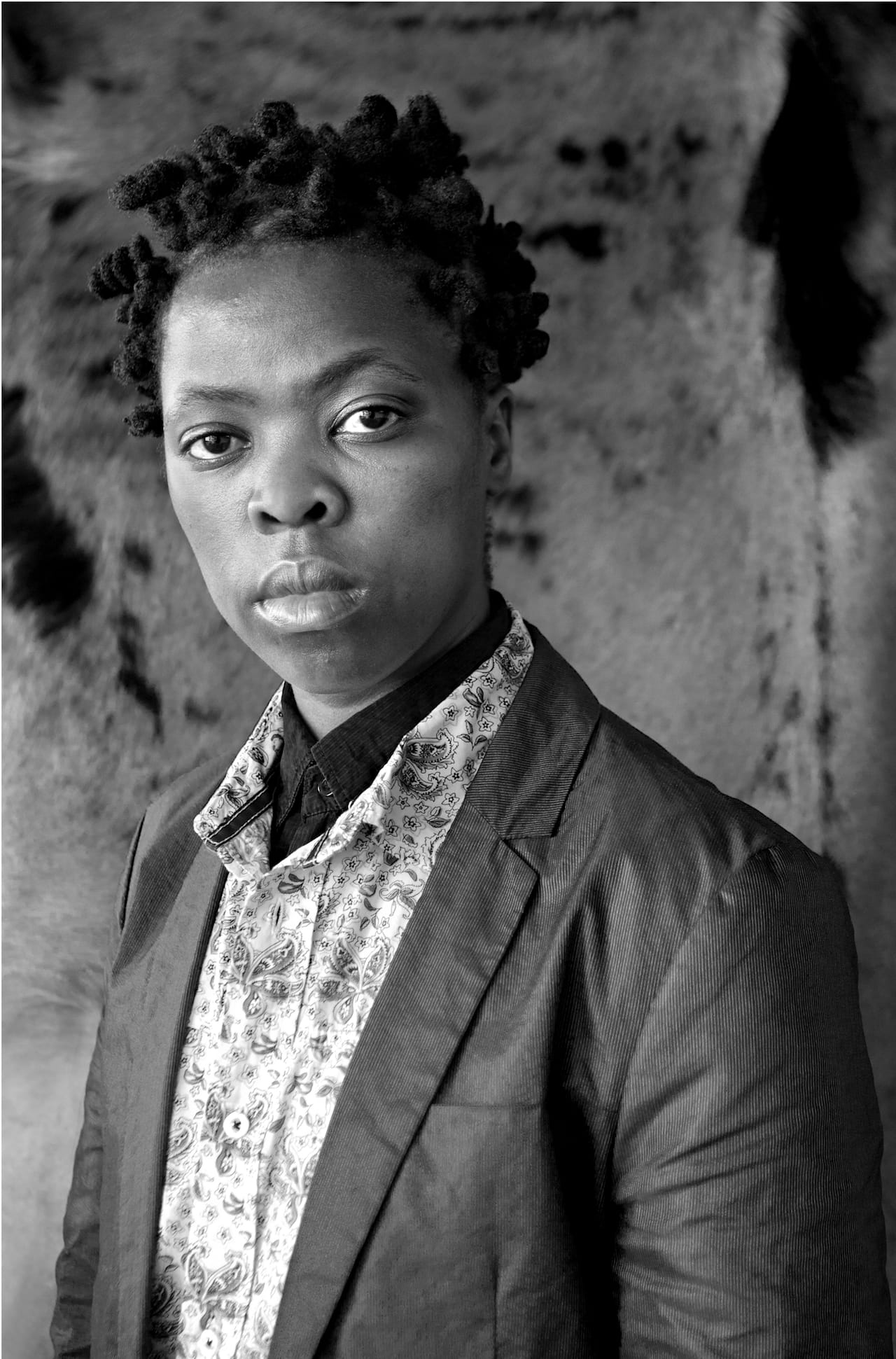 Zanele Muholi, “Zanele Muholi, Vredehoek, Cape Town, 2011” (2011), gelatin silver photograph, 34 x 24 in (86.5 x 60.5 cm) (© Zanele Muholi, courtesy Stevenson Cape Town / Johannesburg and Yancey Richardson, New York) (click to enlarge)