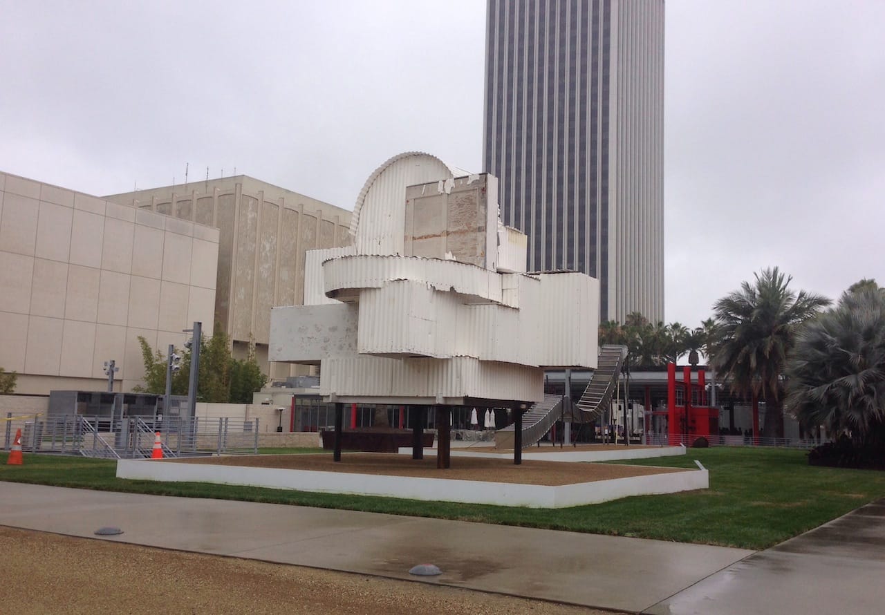 Noah Purifoy, "Ode to Frank Gehry" (1999), 190 x 192 x 144 in.