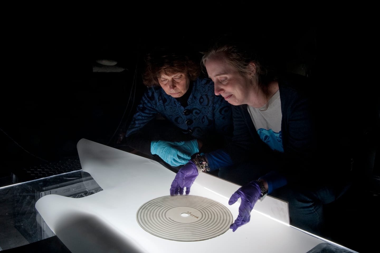 Carlene Stephens and Shari Stout with a glass disc (2011)