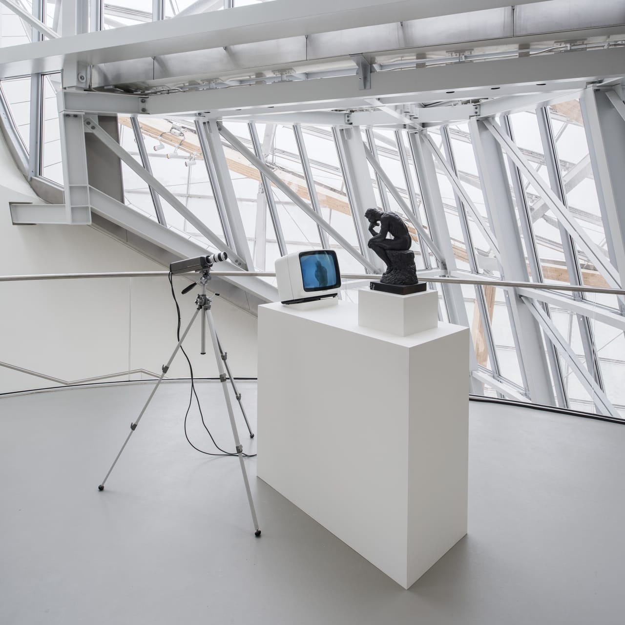 Nam June Paik - TV Rodin (Le Penseur) 1976-1978 Photo Fondation Louis Vuitton Marc Domage (c) The Estate of Nam June Paik