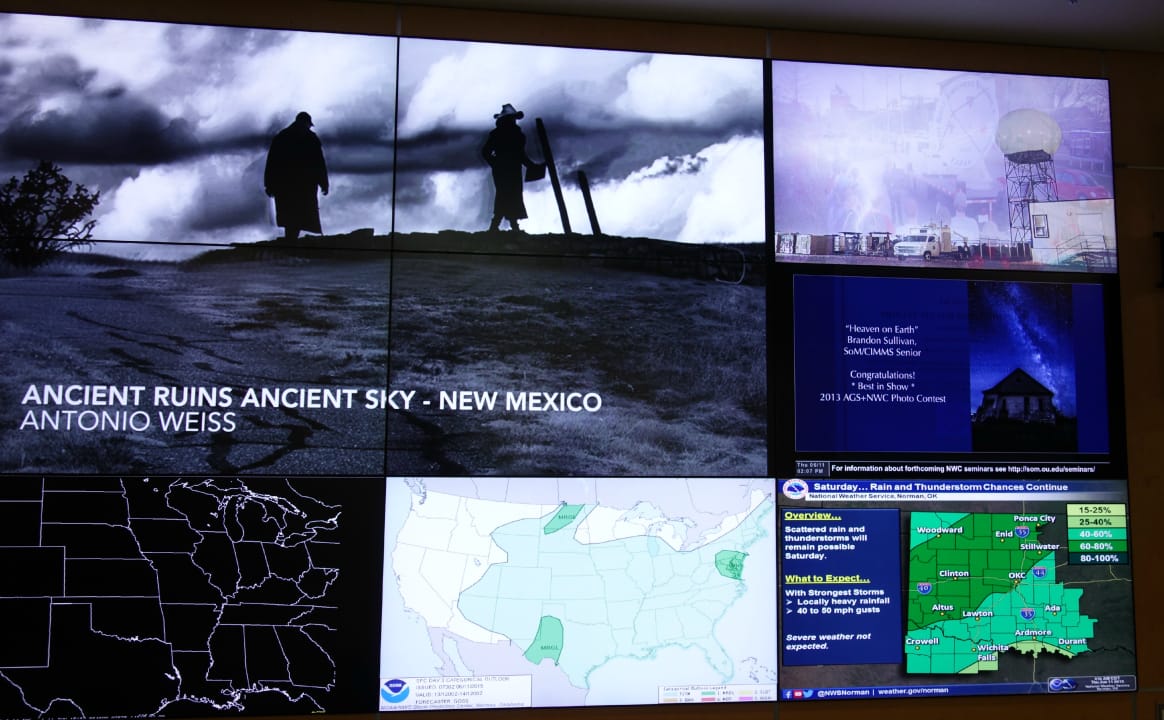 Art by Antonio Weiss displayed on a screen that rotates biennale art alongside weather reports (photo by the author for Hyperallergic)