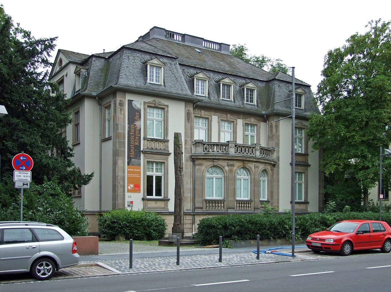 The exterior of the Weltkulturen Museum in Frankfurt, where Clémentine Deliss was the director from 2010 to 2015. (photo by dontworry, via Wikimedia Commons)
