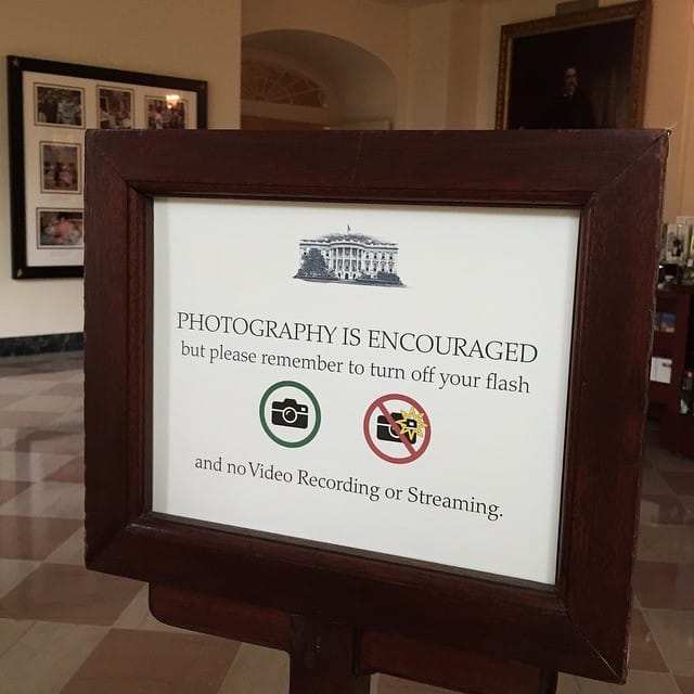 A new sign encourages photography (photo via @petesouza/Instagram)