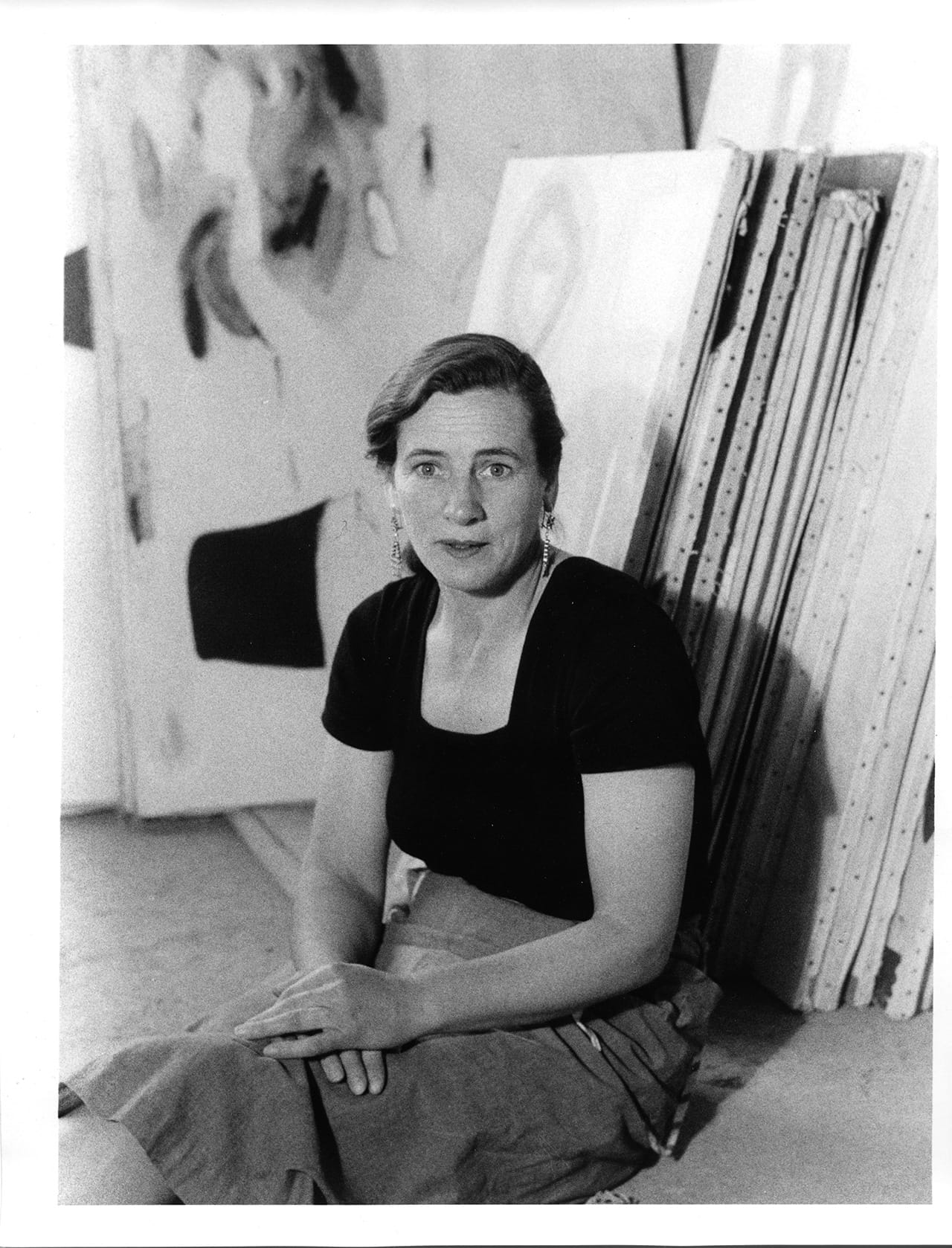 Agnes Martin in her studio on Ledoux Street, Taos, New Mexico, (1953) (photo by Mildred Tolbert, courtesy of The Harwood Museum of Art; gift of Mildred Tolbert; © Mildred Tolbert Family)