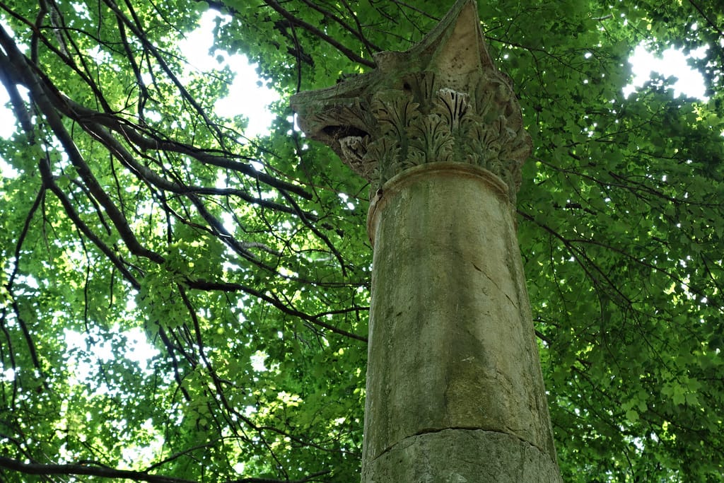 Column of Jerash in Flushing Meadows-Corona Park (photo by the author for Hyperallergic)