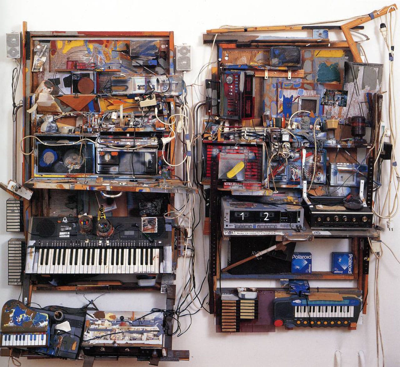“Keller-Duo” (1980–1989) built with Bjoern Roth. Kisten mit Klappdeckeln, Trinkutensilien, Audiokassetten, Radiogeräten, Aufnahmegeräten, Lautsprechern, Öl, Acryl, Marker, Elektro-Klaviere, Violine, Kabel u.a.m. Dieter Roth, Foundation, Hamburg Foto: Florian Holzherr, © Dieter Roth Estate Courtesy Hauser & Wirth