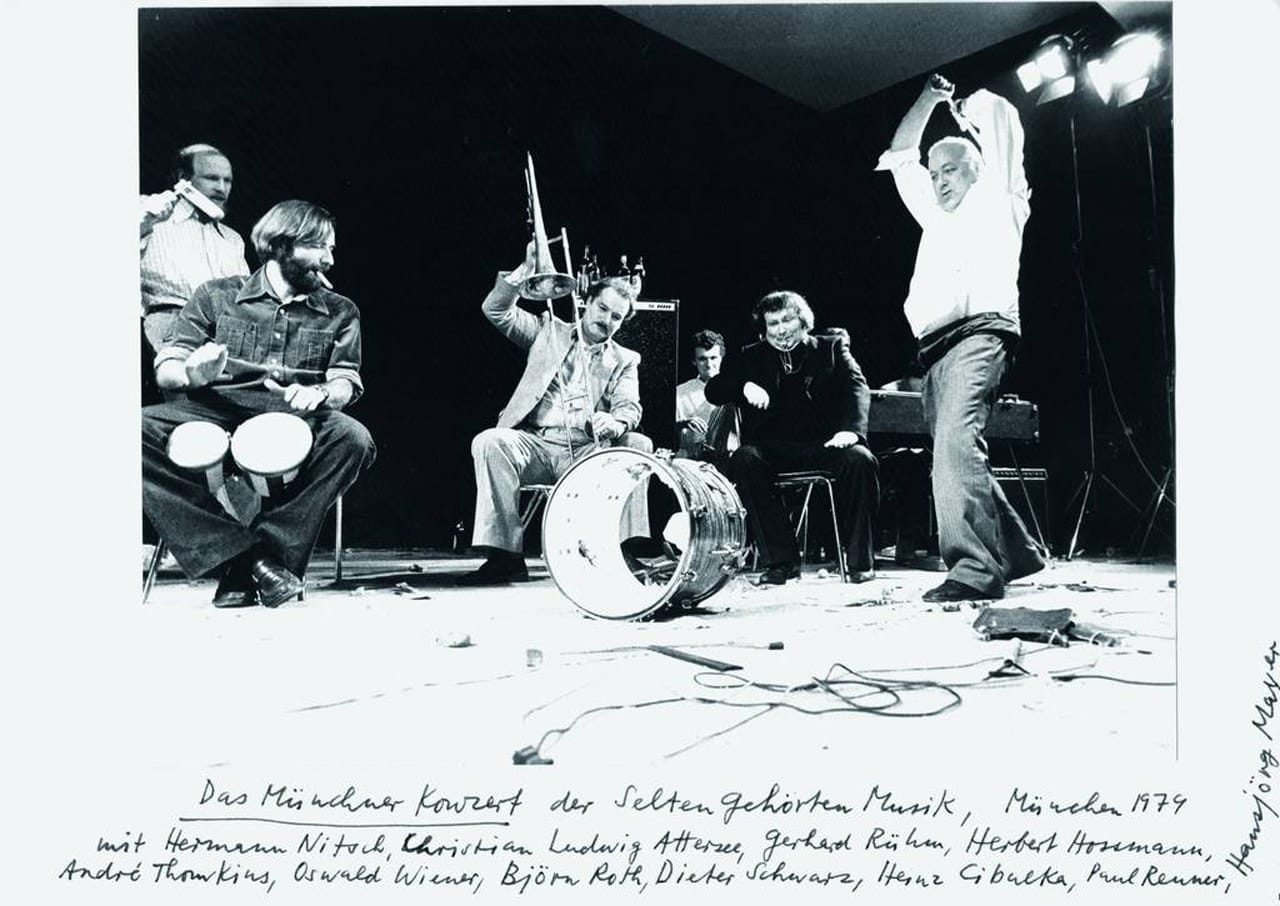 “Selten gehörte Musik, Abschöpfsymphonie. Die Abschöpfung, Städtische Galerie im Lenbachhaus” (3.2.1979) unter Verwendung eines Fotos von Roland Fischer, Dieter Roth Foundation, Hamburg © Dieter Roth Estate Courtesy Hauser & Wirth (lt. Zug Website)