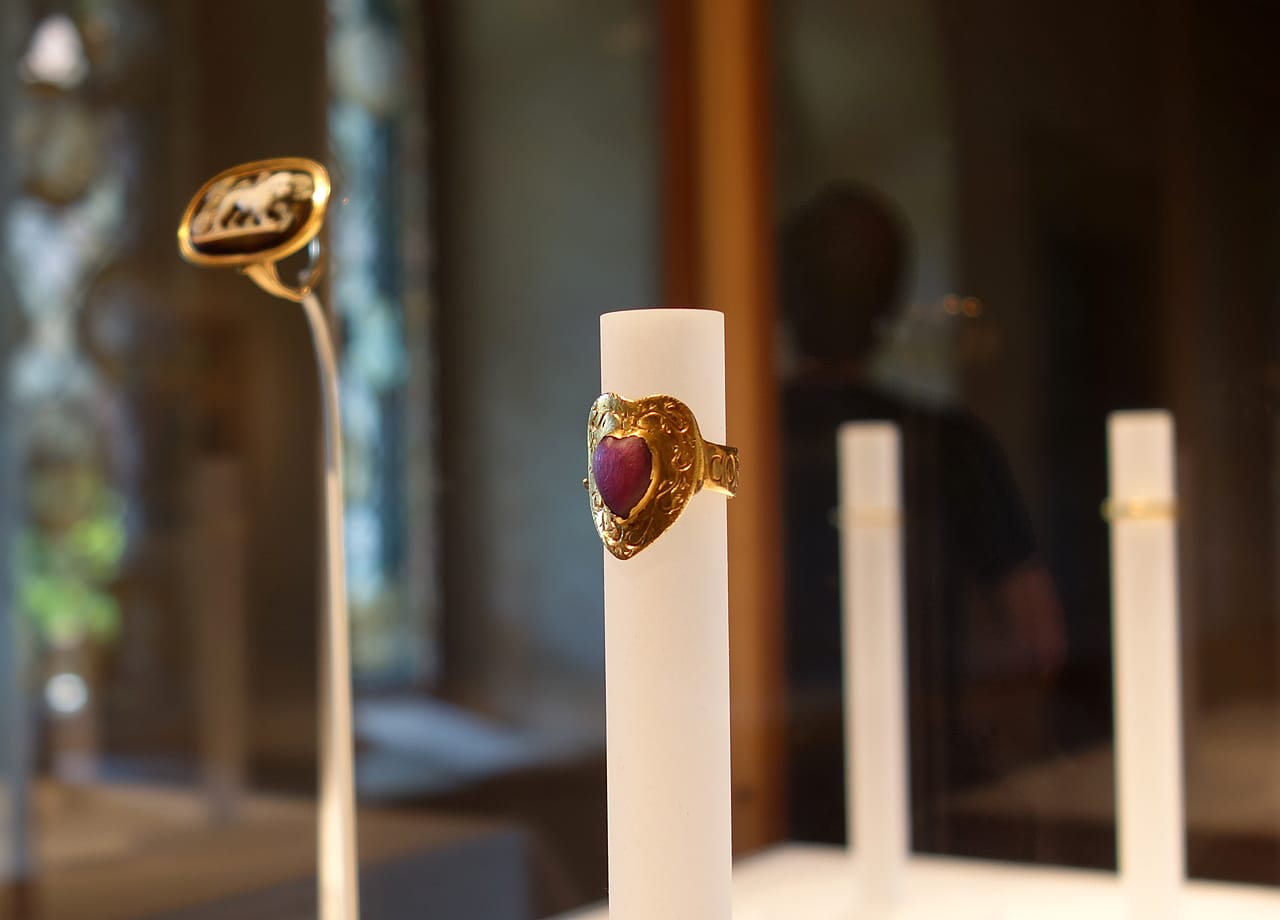 Gothic love ring, inscribed "Corte Porta Amor" ("The Heart Brings Love to You") (Italian, 14th century), gold, ruby