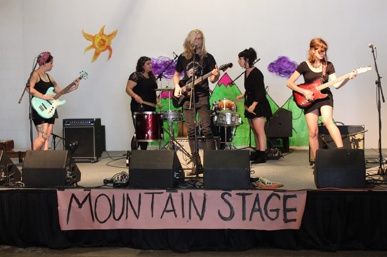 Primitiv Parts on the Mountain Stage, featuring a duo of female drummers.