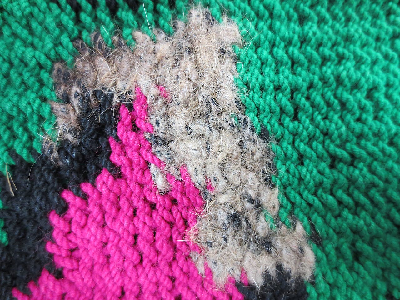 Netted bag from the Western Highlands Province of Papua New Guinea. The bag was darned with string made of grey marsupial hair (2001) (courtesy Pitt Rivers Museum, University of Oxford)