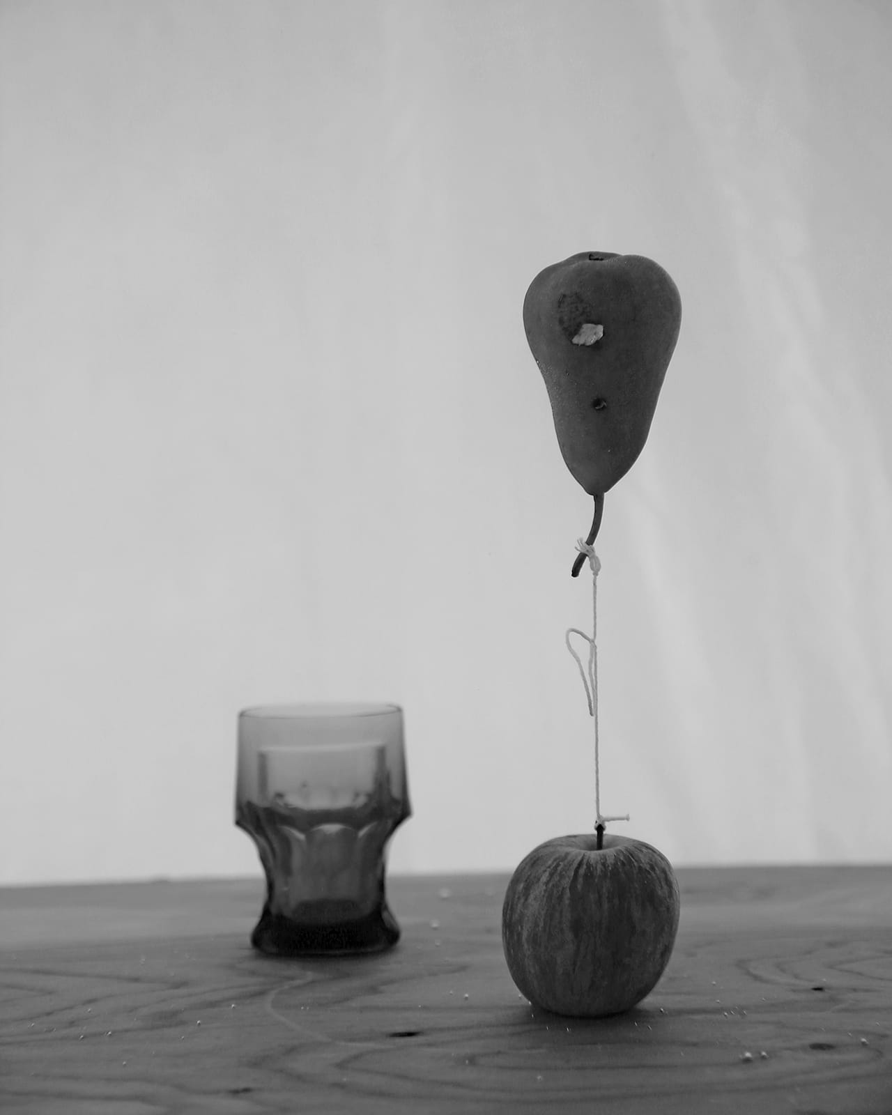 Alejandro Almanza Pereda, "Pera Manzana" (2014), archival pigment on cotton paper, 31x 25 inches (image courtesy the artist)