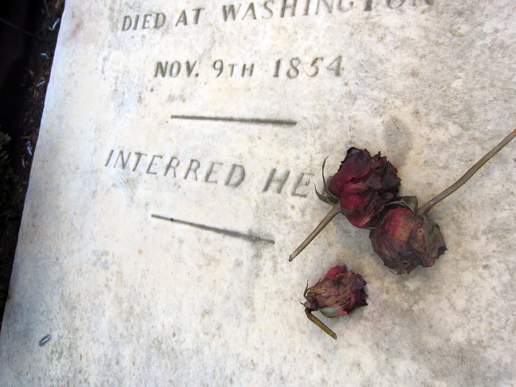 Grave of Eliza Hamilton (photo by the author for Hyperallergic)