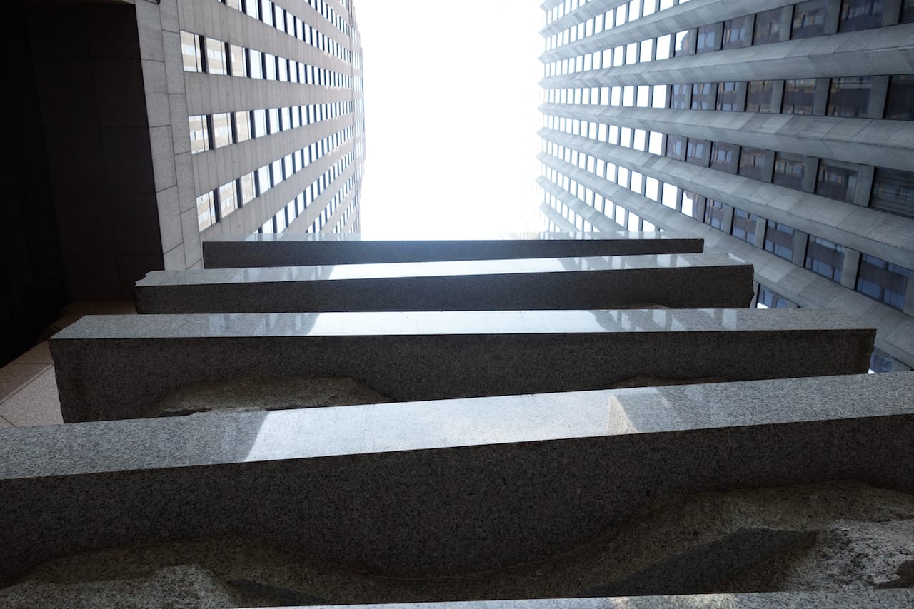 Jesús Moroles, "Lapstrake" (1987), in Midtown Manhattan across from the Museum of Modern Art (photo by the author for Hyperallergic)