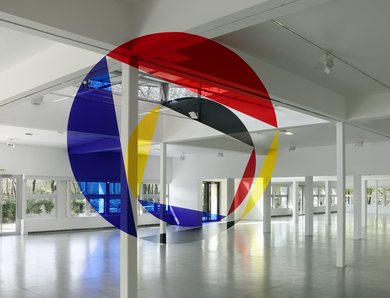 “Rouge jaune noir bleu entre les disques et les trapezes” (2015) front view, installed in 1,000 square meter building Pavillon Paul-Delouvrier