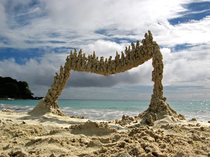 Harvard University lecturer Matthew Kaliner creates otherworldly beach sculptures (via My Modern Met)