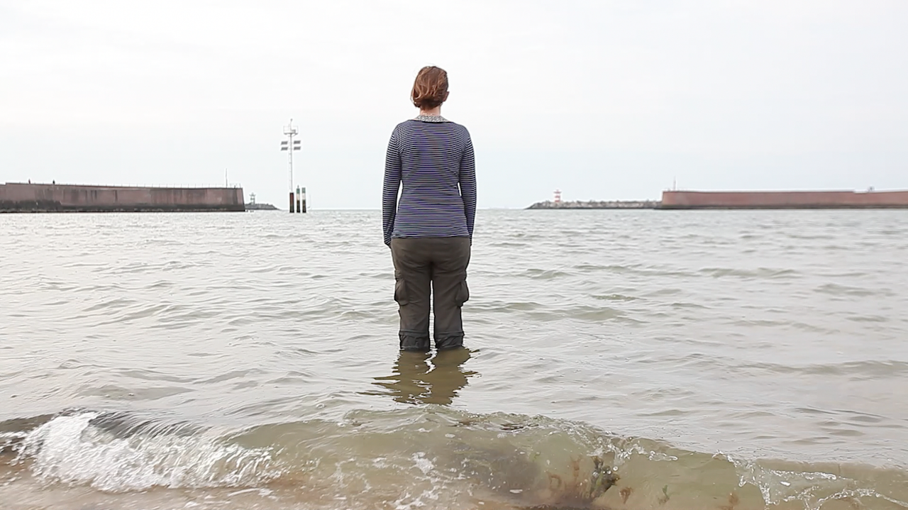 Sarah Cameron Sunde, research documentation of "36.5 / a durational performance with the sea" (2015) (photo by Jonas de Witte, courtesy the artist)