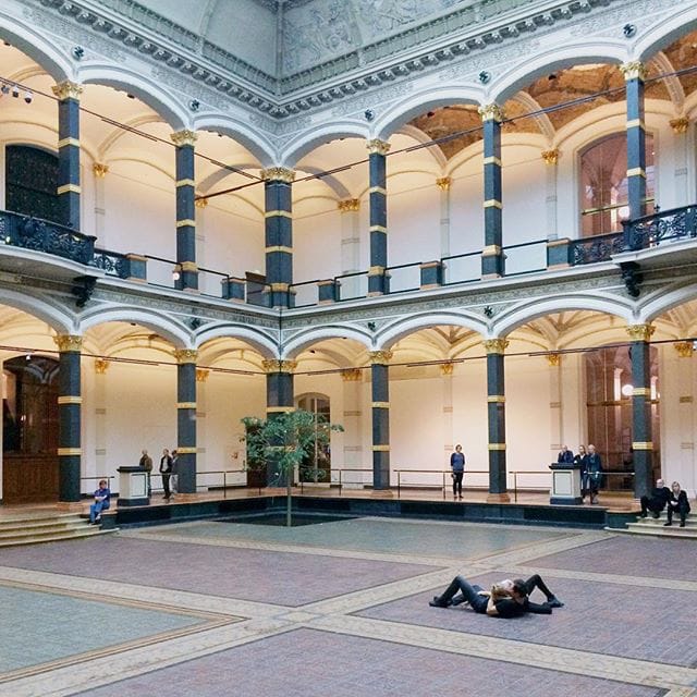 Tino Sehgal, "The Kiss" at the Martin-Gropius-Bau (photo by @gert_pauly/Instagram)
