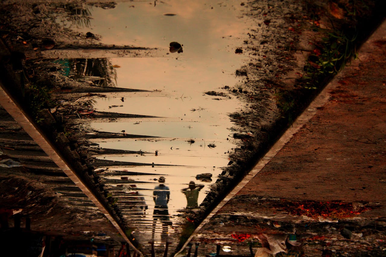 “Tenir, Un regard” (2011) Lightjet, 60 x 90 cm (Collection of the artist © Kiripi Katembo / Courtesy Galerie MAGNIN-A, Paris and Fondation Cartier pour l’art contemporain press service)