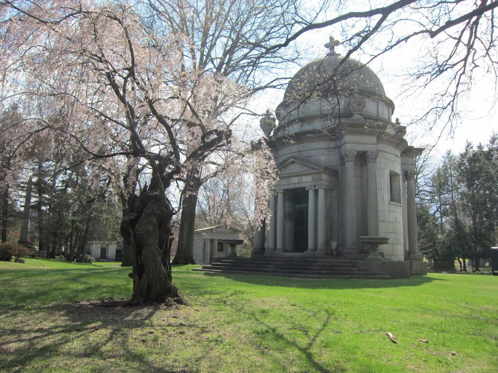 Woodlawn Cemetery (photo by the author for Hyperallergic)