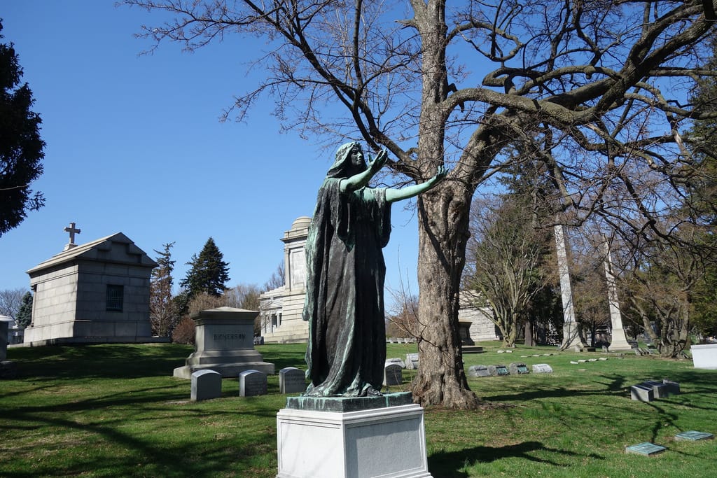 Woodlawn Cemetery (photo by the author for Hyperallergic)