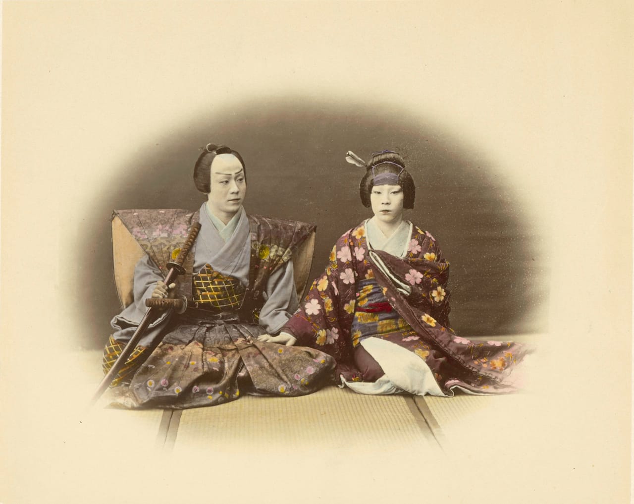 Felice Beato : Senior official with his wife around 1870. albumin paper, colored, 13.4 x approx. 19.1 cm/ 19.6 x 24.5 cm .© National Museums in Berlin, art library.