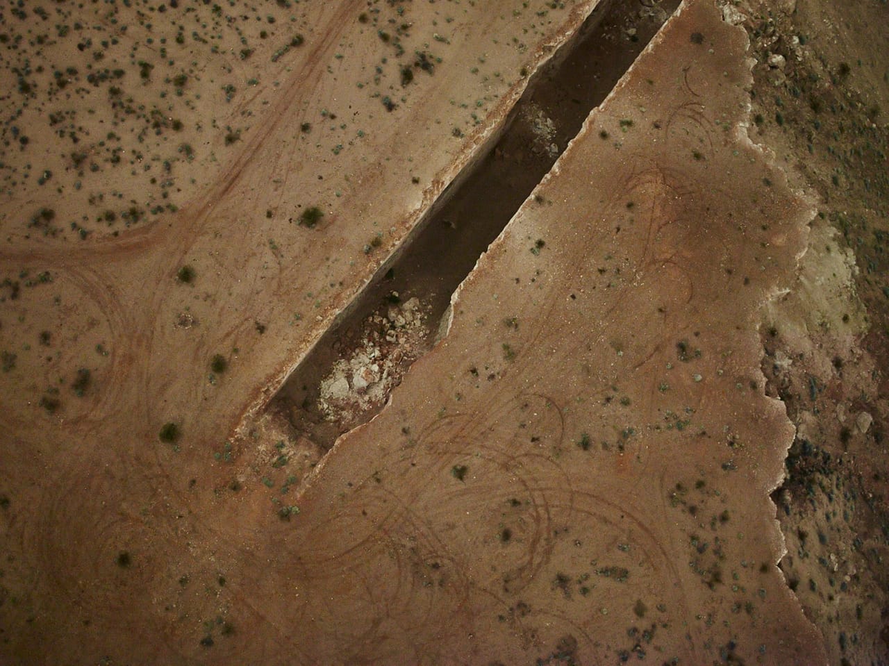 Aerial partial view of Michael Heizer’s "Double Negative" (1969–70), production still from 'Troublemakers' (photographic still © Summitridge Pictures and RSJC LLC, 2014)