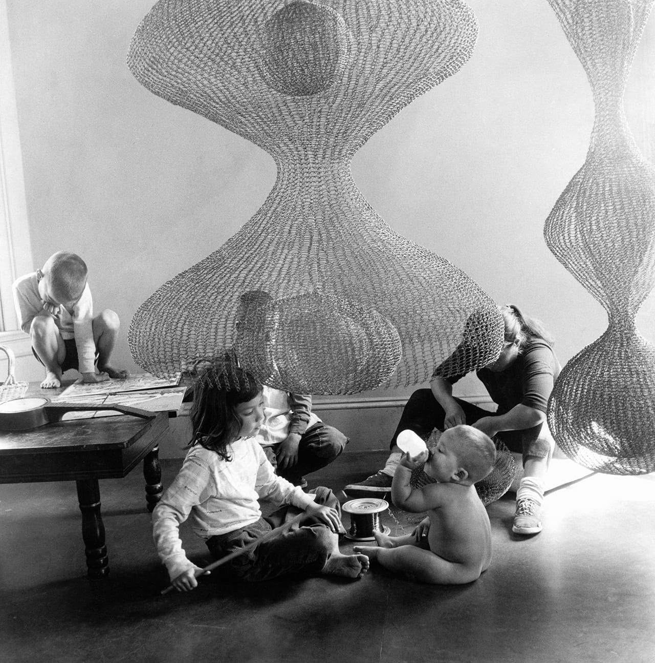 Asawa-Ruth-Asawa-and-Her-Children-1958